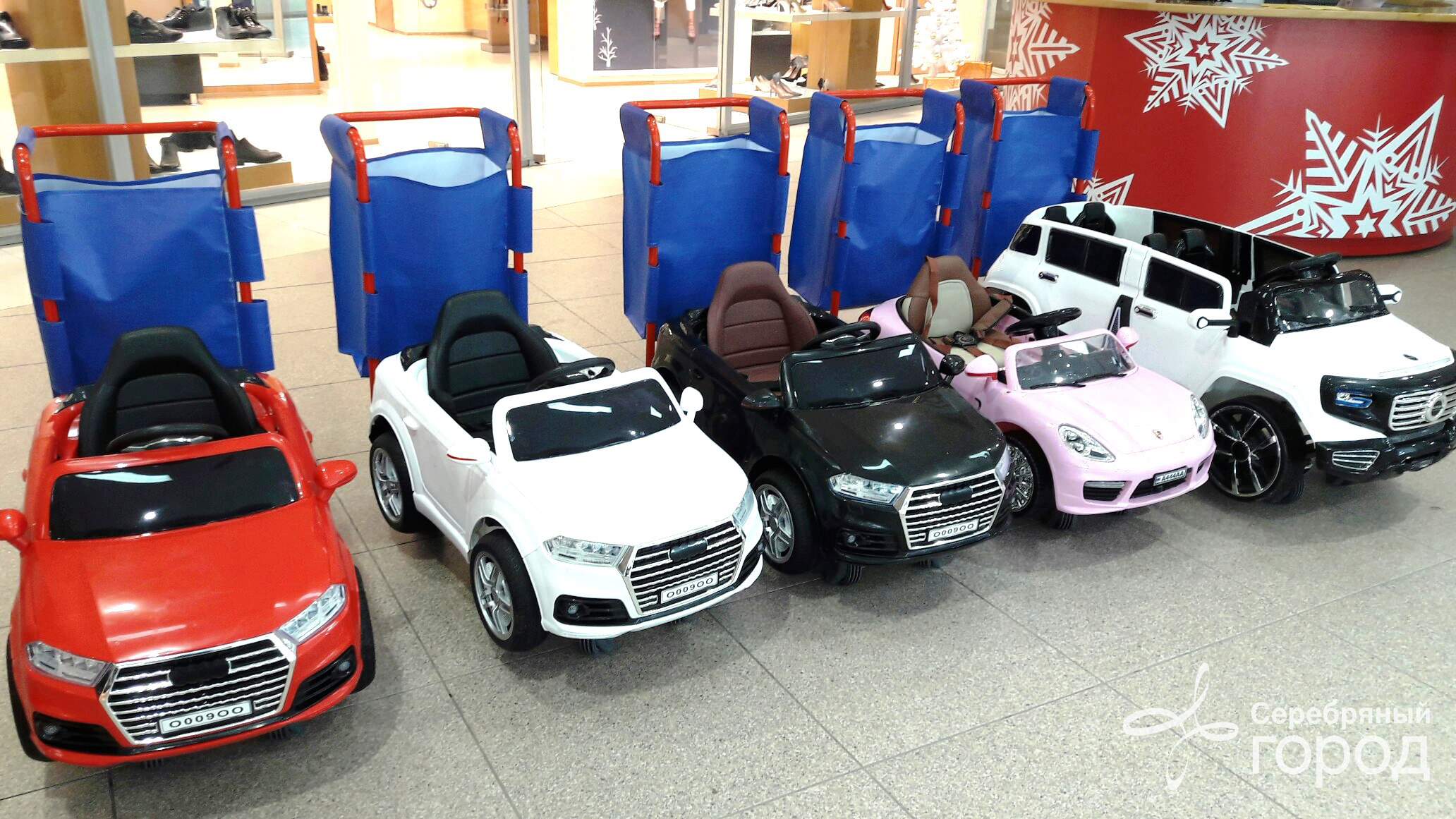Машинки на прокат. Машина напрокат для детей. Машинки в торговых центрах. Детские электромобили в ТЦ. Детские электромашинки в ряд.